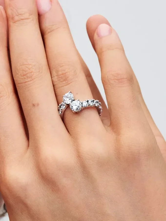 Funkelnder Ring mit überlappenden Bändern aus Sterlingsilber Funkelnder Ring mit überlappenden Bändern aus Sterlingsilber