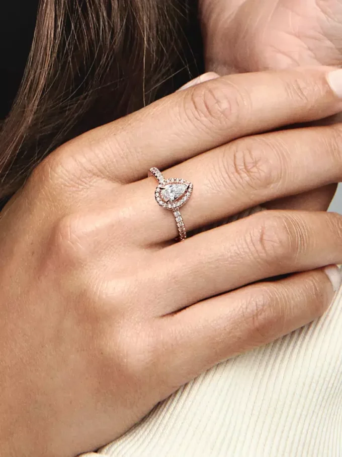 Funkelnder Ring mit Birnenform und Halo-Fassung, 14-karätige Roségoldbeschichtung Funkelnder Ring mit Birnenform und Halo-Fassung, 14-karätige Roségoldbeschichtung