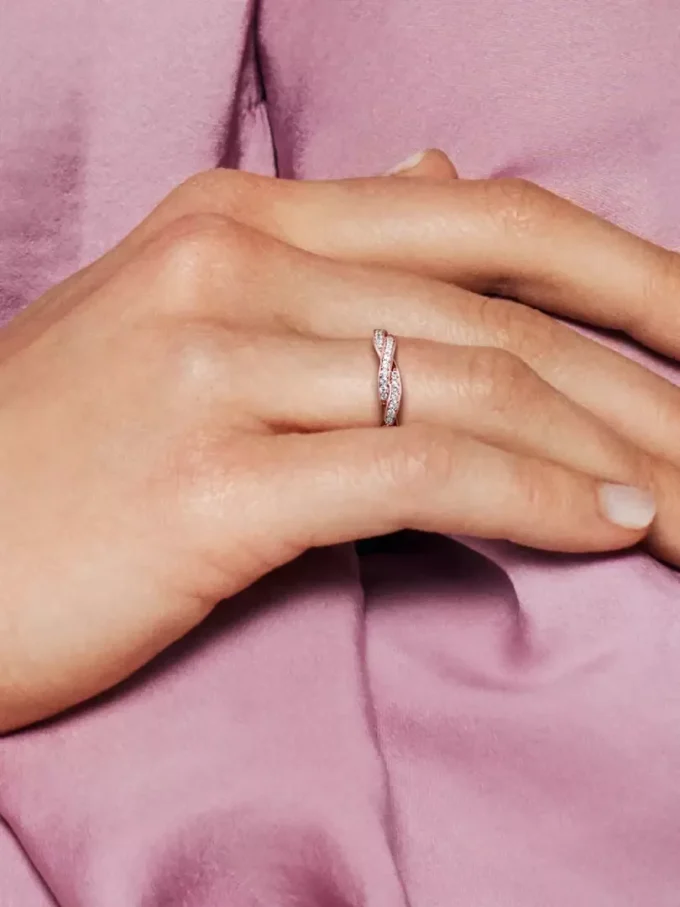 Funkelnder Ring mit gewundenen Linien, 14-karätige Roségoldbeschichtung Funkelnder Ring mit gewundenen Linien, 14-karätige Roségoldbeschichtung