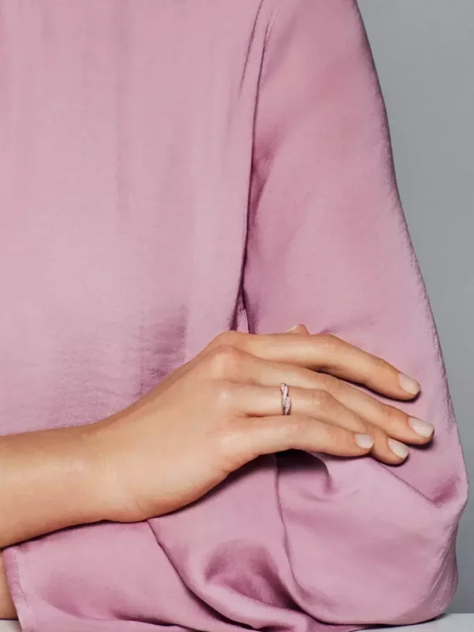 Funkelnder Ring mit gewundenen Linien, 14-karätige Roségoldbeschichtung Funkelnder Ring mit gewundenen Linien, 14-karätige Roségoldbeschichtung