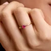 Funkelnder Ring mit rotem Herz, 14-karätige Vergoldung Funkelnder Ring mit rotem Herz, 14-karätige Vergoldung