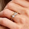 Funkelnder Ring mit Schleife und gekreuztem Band – 14-karätige Vergoldung Funkelnder Ring mit Schleife und gekreuztem Band – 14-karätige Vergoldung