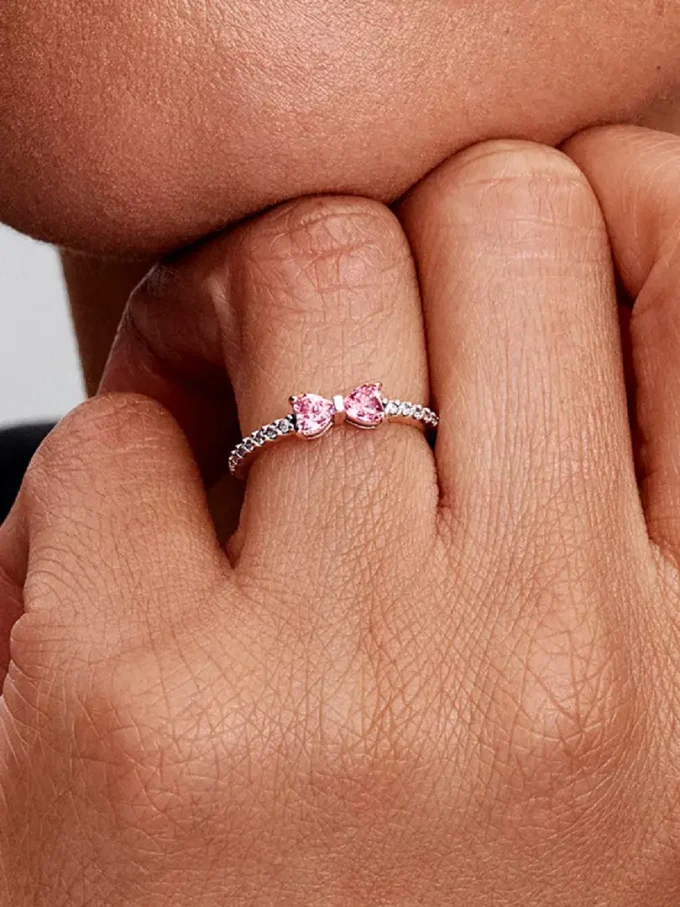 Funkelnder rosa Schleifenring aus Sterlingsilber Funkelnder rosa Schleifenring aus Sterlingsilber