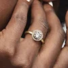 Funkelnder runder Halo-Ring, 14 Karat vergoldet Funkelnder runder Halo-Ring, 14 Karat vergoldet