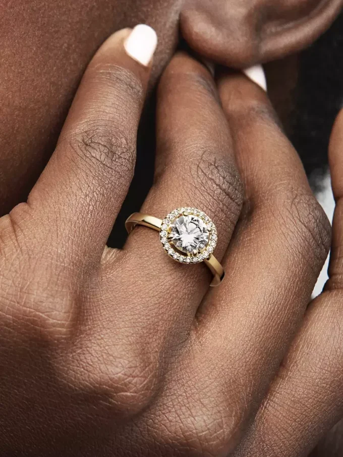 Funkelnder runder Halo-Ring, 14 Karat vergoldet Funkelnder runder Halo-Ring, 14 Karat vergoldet