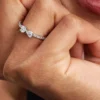 Funkelnder Schleifenring aus Sterlingsilber Funkelnder Schleifenring aus Sterlingsilber