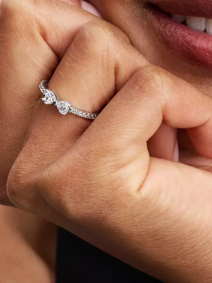 Funkelnder Schleifenring aus Sterlingsilber Funkelnder Schleifenring aus Sterlingsilber
