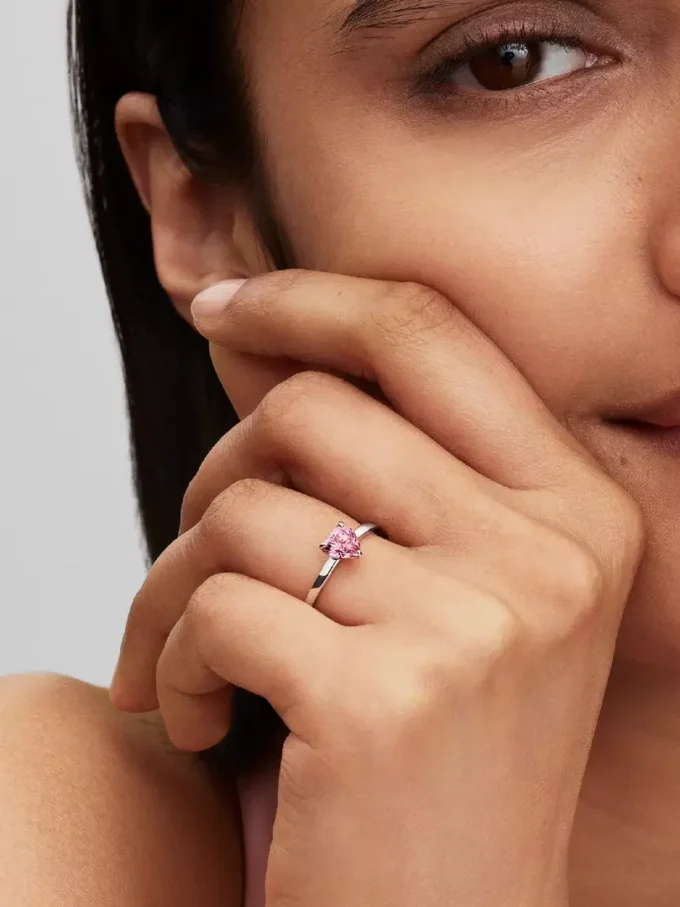Funkelnder Solitärring mit rosa Herz aus Sterlingsilber Funkelnder Solitärring mit rosa Herz aus Sterlingsilber