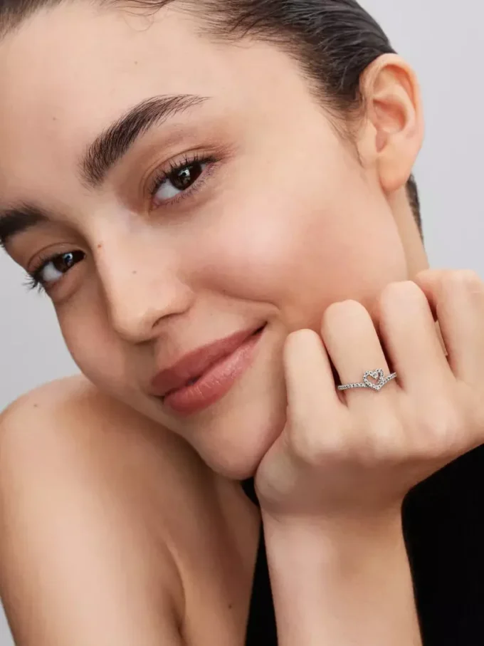 Funkelnder Wishbone-Herzring aus Sterlingsilber Funkelnder Wishbone-Herzring aus Sterlingsilber