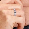 Funkelnder zweireihiger Ring mit Schleife aus Sterlingsilber Funkelnder zweireihiger Ring mit Schleife aus Sterlingsilber