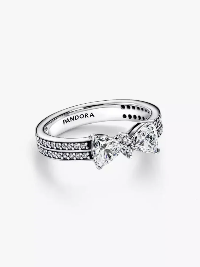 Funkelnder zweireihiger Ring mit Schleife aus Sterlingsilber Funkelnder zweireihiger Ring mit Schleife aus Sterlingsilber