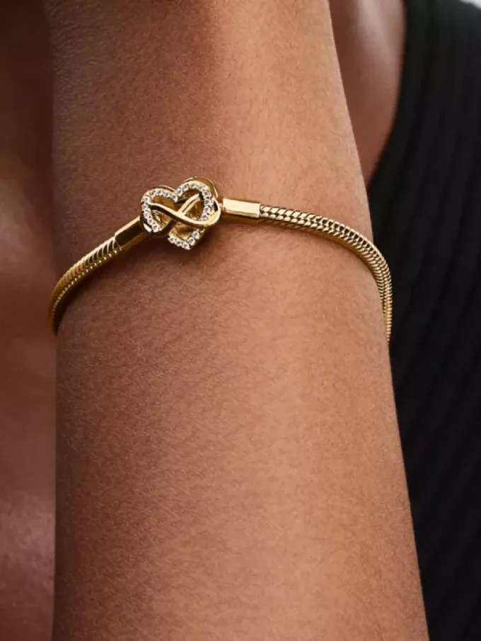 Funkelndes Snake Chain-Armband mit Unendlichkeits-Herzverschluss, 14 Karat vergoldet Funkelndes Snake Chain-Armband mit Unendlichkeits-Herzverschluss, 14 Karat vergoldet