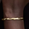 Gedrehter offener Bangle, 14 Karat vergoldet Gedrehter offener Bangle, 14 Karat vergoldet