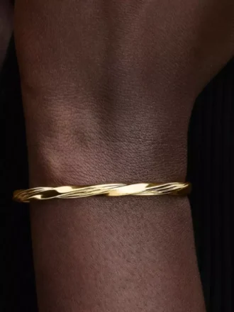 Gedrehter offener Bangle, 14 Karat vergoldet Gedrehter offener Bangle, 14 Karat vergoldet