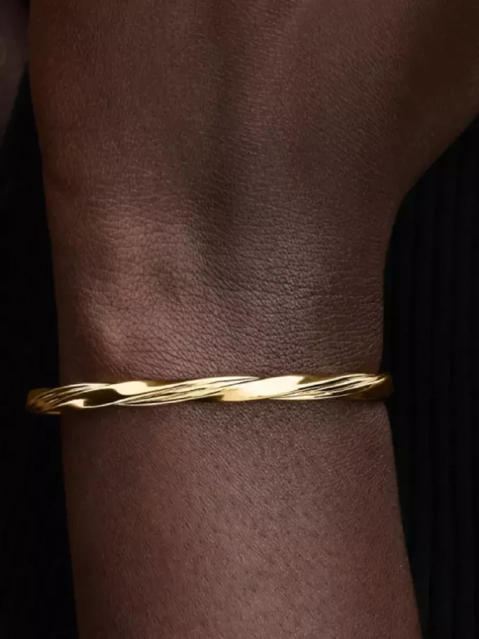 Gedrehter offener Bangle, 14 Karat vergoldet Gedrehter offener Bangle, 14 Karat vergoldet