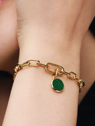Grünes, gravierbares Mini-Medaillon-Charm, 14-karätig vergoldet