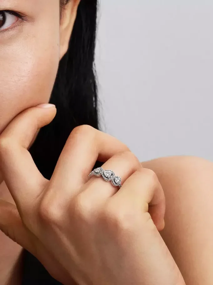 Halo-Herz-Trilogie-Ring aus Sterlingsilber Halo-Herz-Trilogie-Ring aus Sterlingsilber