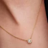 Halskette mit rundem Pavé-Halo-Anhänger, 14-karätig vergoldet Halskette mit rundem Pavé-Halo-Anhänger, 14-karätig vergoldet