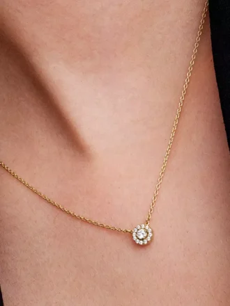 Halskette mit rundem Pavé-Halo-Anhänger, 14-karätig vergoldet