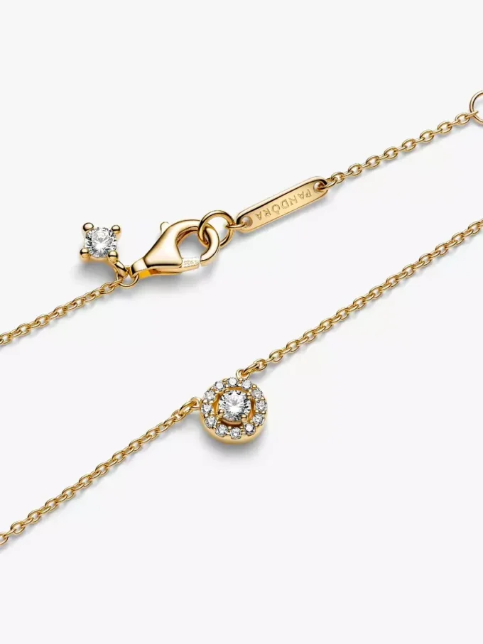 Halskette mit rundem Pavé-Halo-Anhänger, 14-karätig vergoldet Halskette mit rundem Pavé-Halo-Anhänger, 14-karätig vergoldet