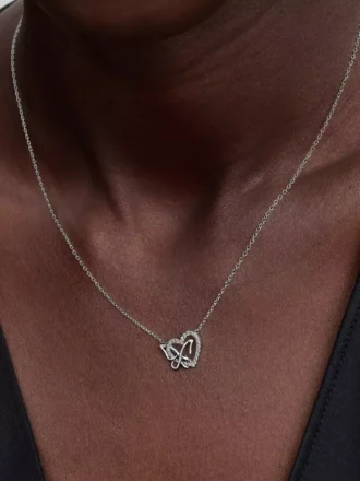Halskette mit verschlungenem Herz- und Schmetterlingsanhänger aus Sterlingsilber