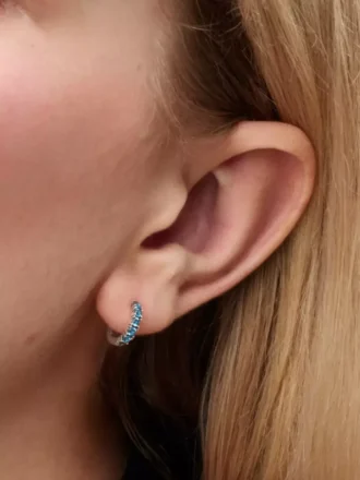 Hellblaue Huggie-Ohrringe aus Sterlingsilber