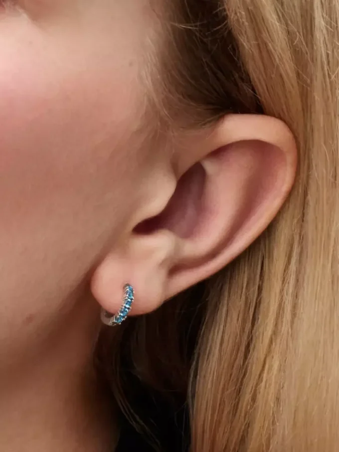 Hellblaue Huggie-Ohrringe aus Sterlingsilber