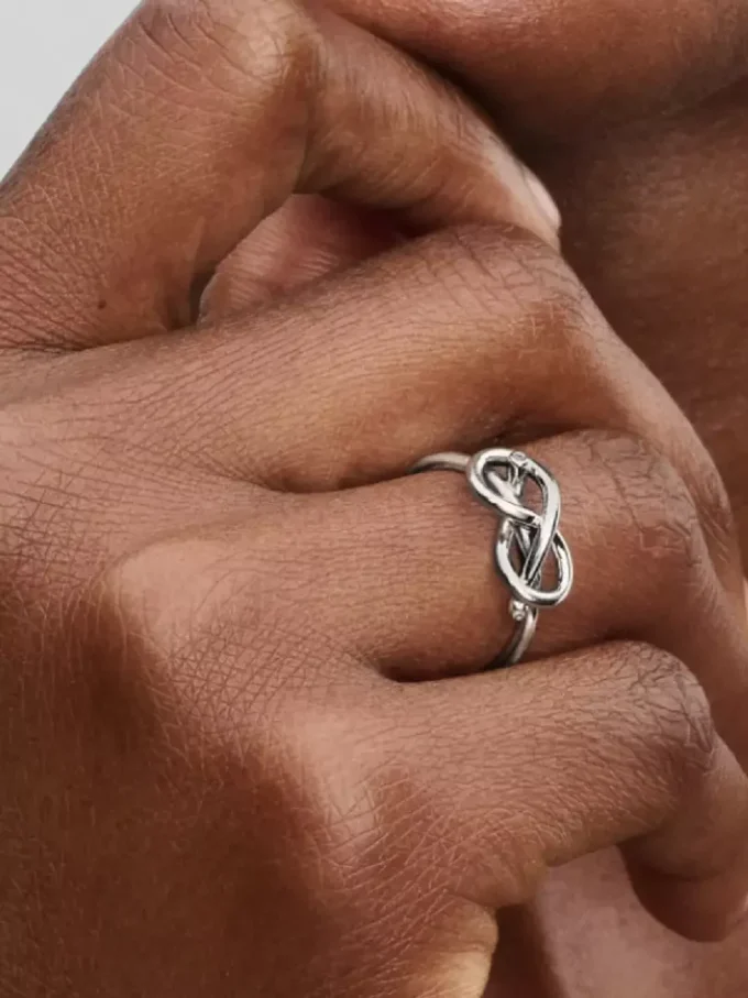 Infinity-Knoten-Ring aus Sterlingsilber Infinity-Knoten-Ring aus Sterlingsilber