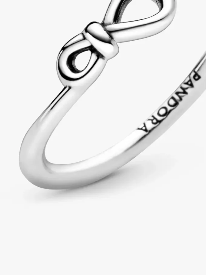 Infinity-Knoten-Ring aus Sterlingsilber Infinity-Knoten-Ring aus Sterlingsilber