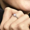 Klarer, funkelnder Kronen-Solitärring aus Sterlingsilber Klarer, funkelnder Kronen-Solitärring aus Sterlingsilber