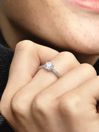 Klarer, funkelnder Kronen-Solitärring aus Sterlingsilber