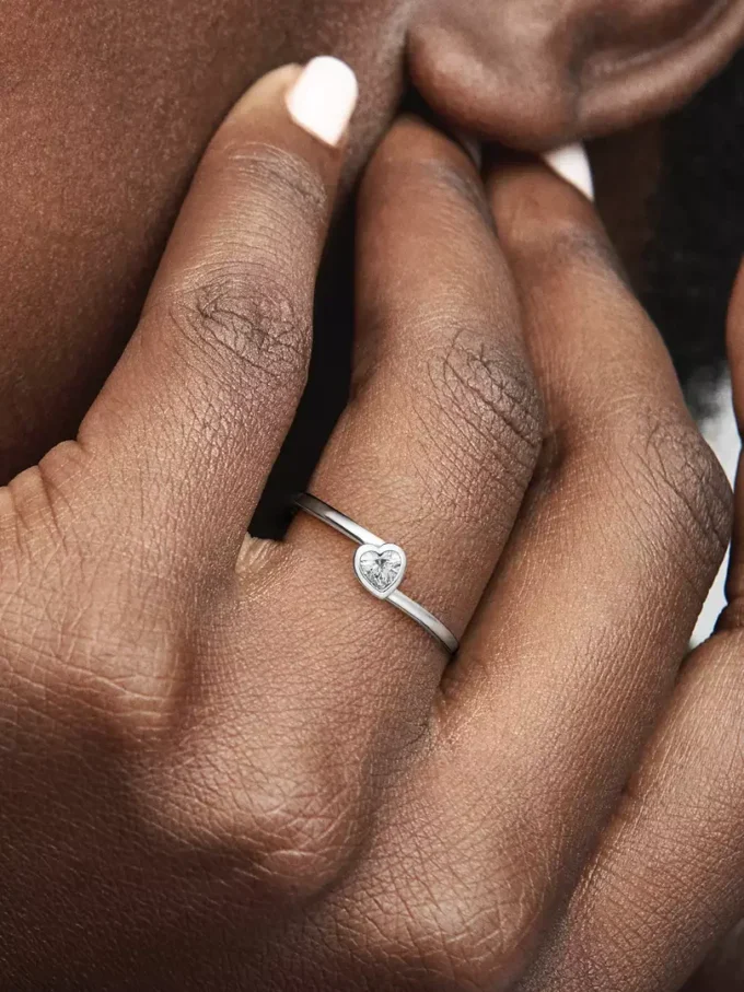 Klarer, geneigter Herz-Solitärring aus Sterlingsilber Klarer, geneigter Herz-Solitärring aus Sterlingsilber