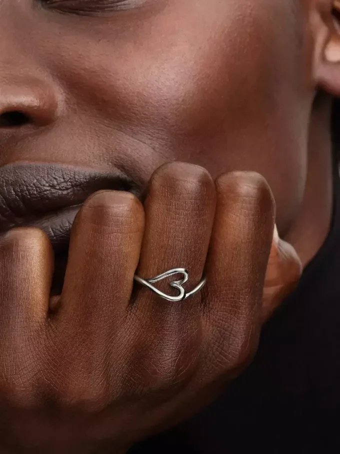 Kleiner Ring aus Sterlingsilber in organischer Herzform Kleiner Ring aus Sterlingsilber in organischer Herzform
