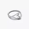 Kleiner Ring aus Sterlingsilber in organischer Herzform Kleiner Ring aus Sterlingsilber in organischer Herzform