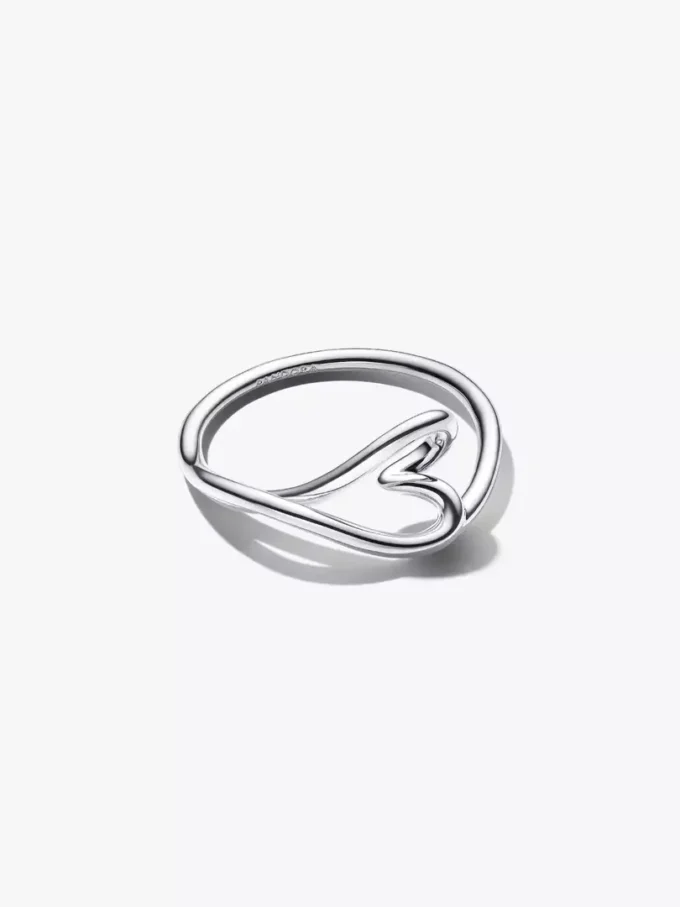 Kleiner Ring aus Sterlingsilber in organischer Herzform Kleiner Ring aus Sterlingsilber in organischer Herzform
