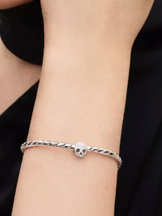 Mini-Charm mit strukturiertem Totenkopf aus Sterlingsilber