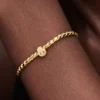 Mini-Charm mit strukturierter Hamsa-Hand, 14-karätig vergoldet Mini-Charm mit strukturierter Hamsa-Hand, 14-karätig vergoldet