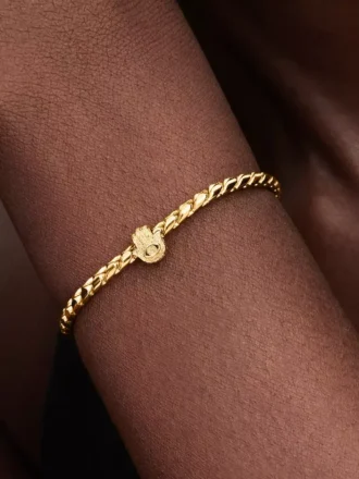 Mini-Charm mit strukturierter Hamsa-Hand, 14-karätig vergoldet
