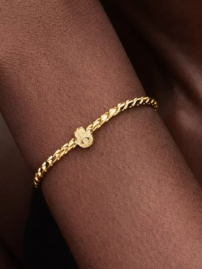 Mini-Charm mit strukturierter Hamsa-Hand, 14-karätig vergoldet Mini-Charm mit strukturierter Hamsa-Hand, 14-karätig vergoldet
