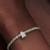 Mini-Charm „Stern“ mit Struktur aus Sterlingsilber Mini-Charm „Stern“ mit Struktur aus Sterlingsilber
