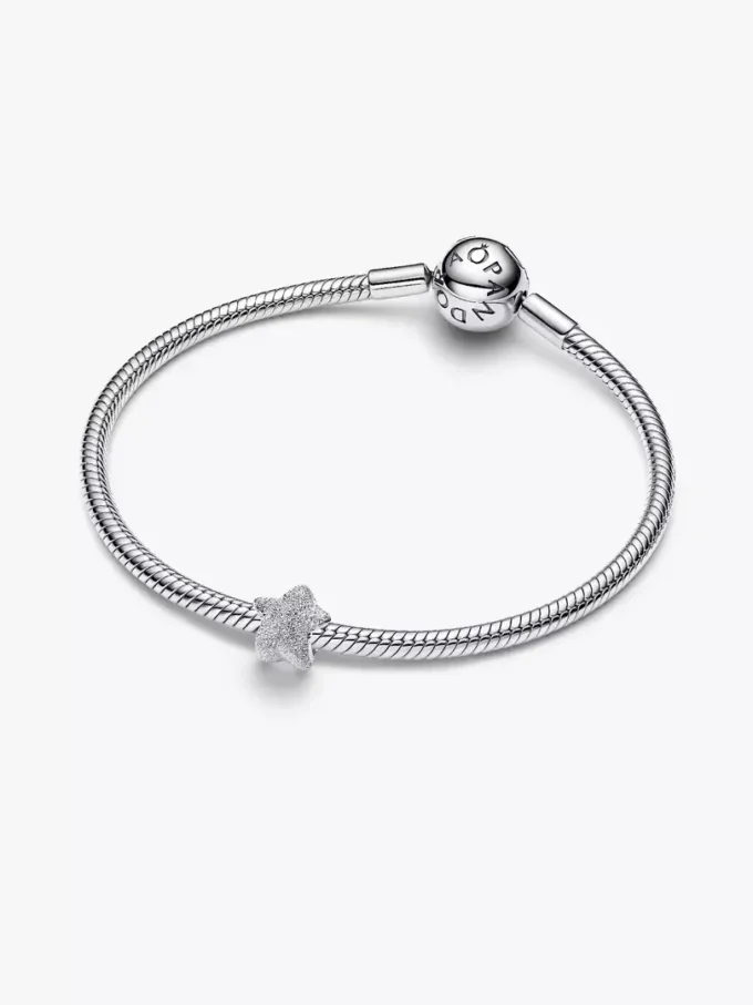 Mini-Charm „Stern“ mit Struktur aus Sterlingsilber Mini-Charm „Stern“ mit Struktur aus Sterlingsilber