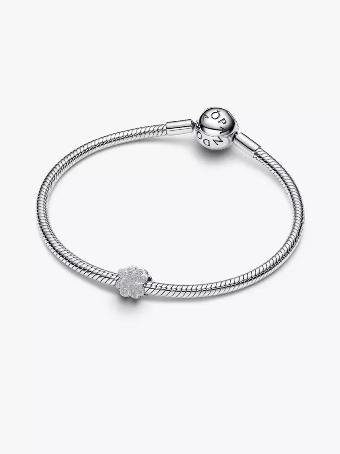 Mini-Charm „Textured Clover“ aus Sterlingsilber Mini-Charm „Textured Clover“ aus Sterlingsilber