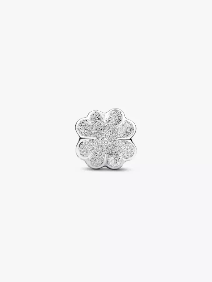 Mini-Charm „Textured Clover“ aus Sterlingsilber Mini-Charm „Textured Clover“ aus Sterlingsilber