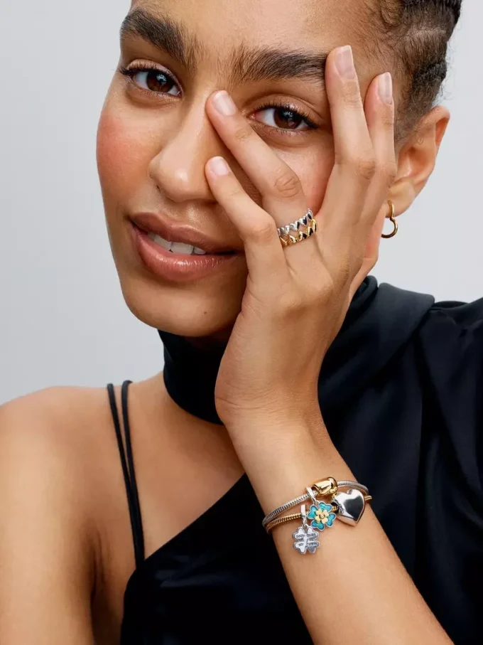Ring mit Herzreihe, 14-karätige Vergoldung Ring mit Herzreihe, 14-karätige Vergoldung