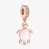 Murano Glass Dangle Charm in Form einer rosa Meeresschildkröte, 14 Karat Roségold-Beschichtung Murano Glass Dangle Charm in Form einer rosa Meeresschildkröte, 14 Karat Roségold-Beschichtung
