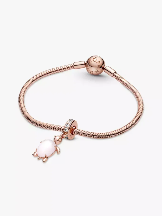 Murano Glass Dangle Charm in Form einer rosa Meeresschildkröte, 14 Karat Roségold-Beschichtung Murano Glass Dangle Charm in Form einer rosa Meeresschildkröte, 14 Karat Roségold-Beschichtung