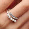 Offener Ring mit behandelten Süßwasser-Zuchtperlen und Pavé – Sterlingsilber Offener Ring mit behandelten Süßwasser-Zuchtperlen und Pavé – Sterlingsilber