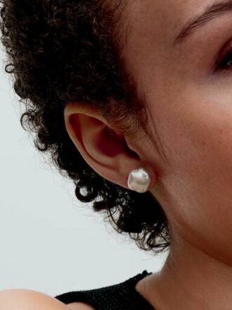 Ohrringe mit barockförmigen, behandelten Süßwasser-Zuchtperlen – 14-karätige Vergoldung
