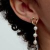 Organisch geformte Kreise & barockbehandelte Süßwasser-Zuchtperlen-Ohrringe – 14 Karat vergoldet