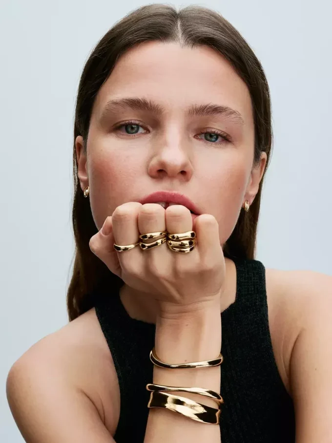 Organisch geformter, breiter, offener Bangle, 14 Karat vergoldet Organisch geformter, breiter, offener Bangle, 14 Karat vergoldet